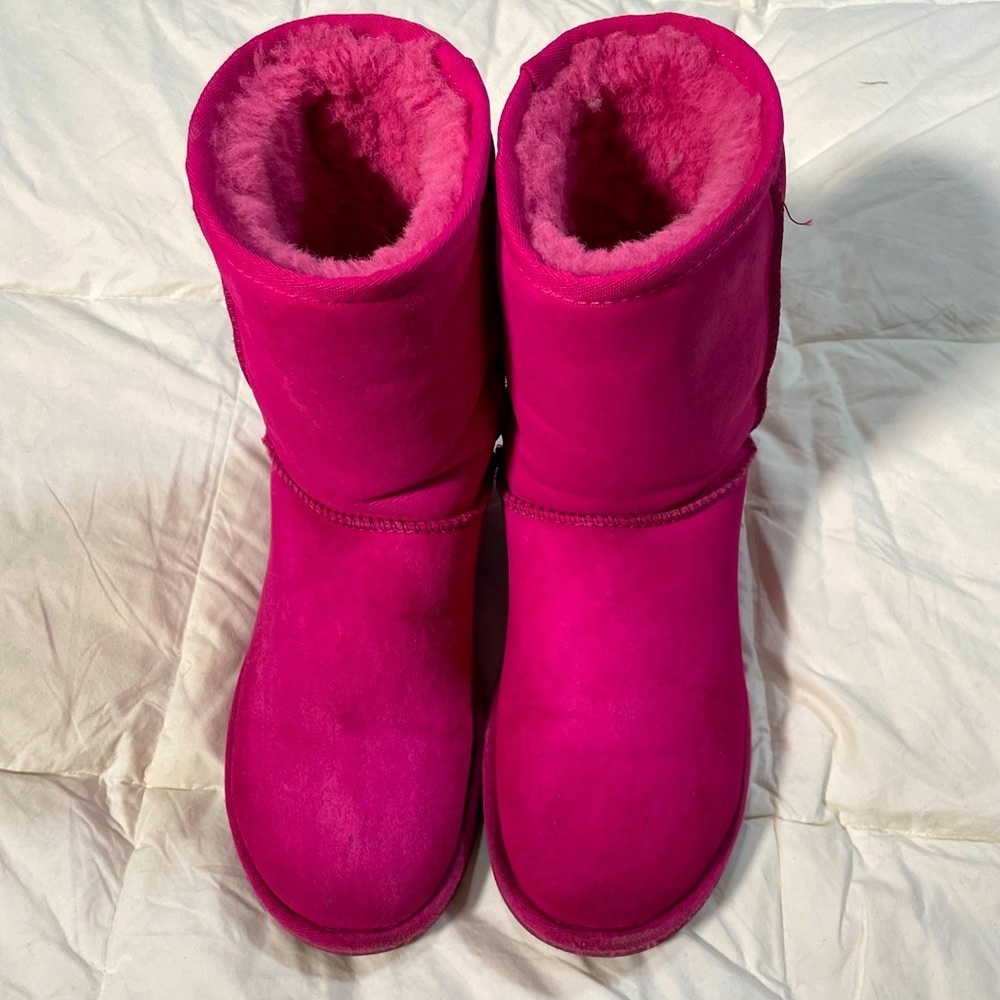 Original UGG, size US 8, gently used, clean, comes from smoke & pet free home.
